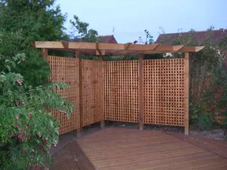 Copyright image: a corner pergola adapted from the step-by-step corner pergola plans, with raised rafters and purlins.
