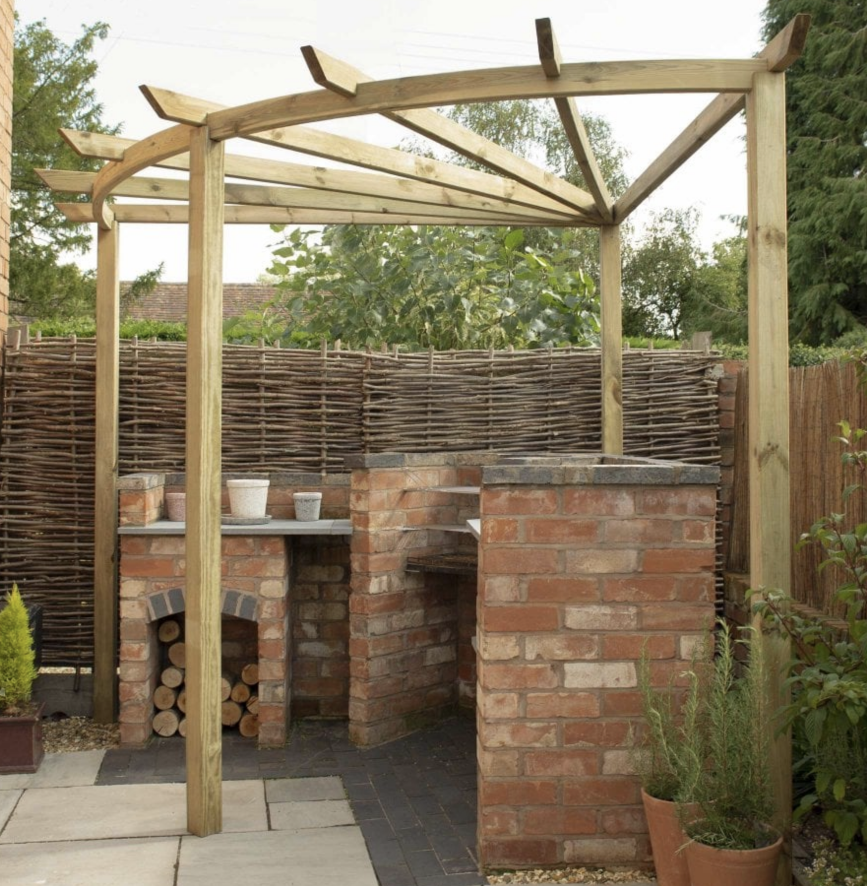 Corner pergola with curved rafter.